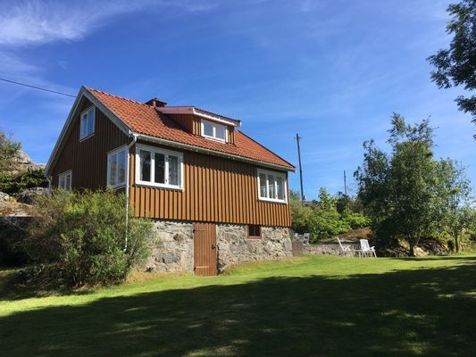 Hyr denna stuga i Bleket på 80 m². 4 sängplatser. Från 9 400 kr per vecka. Se bilder och tillgänglighet här.