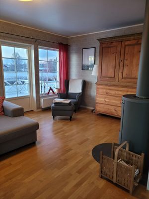 Andra delen av tv-rum. Finns kamin.