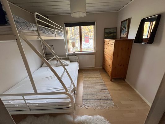 Storstugan: sovrum med familjesäng (140cm + 90cm)