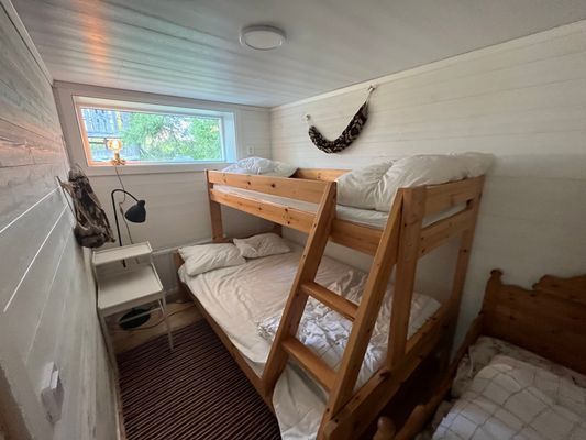 Lillstugan: sovrum med våningssäng 120cm + 90cm
