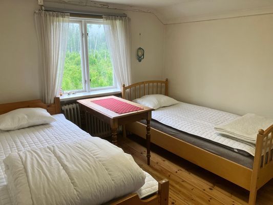Västra sovrummet, mörkläggnings rullgardin.