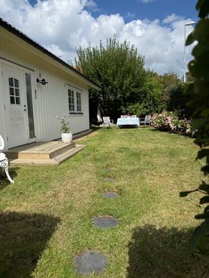 Framsidan har gräsmatta med frukost- och lunchplats