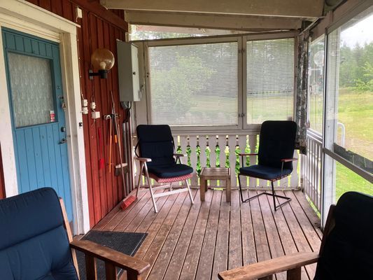 Stuga med egen badstrand, brygga och roddbåt.