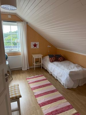 Sovrum 4, övervåning. 90-säng.