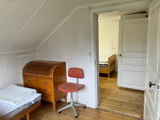 Stuga med egen badstrand, brygga och roddbåt. - Bild 11