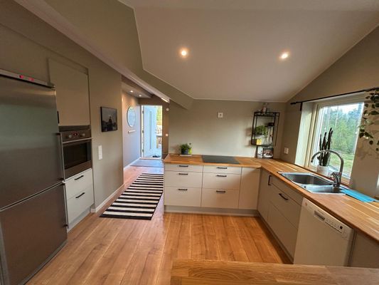 Hyr denna stuga i Stenkullen på 42 m². 4 sängplatser. 3 500 - 7 000 kr per vecka. Se bilder och tillgänglighet här.