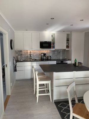 Hyr denna stuga i  på 56 m². 2-3 sängplatser. Från 11 000 kr per vecka. Se bilder och tillgänglighet här.