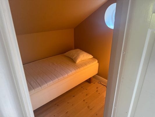 Ett extra sovrum med 90-säng. Finns en extrasäng (låg) att ställa in alt spjälsäng