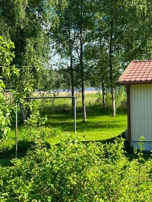 Sjönära fritidshus i lugna omgivningar