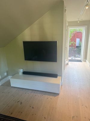 Stor teve samt högtalare