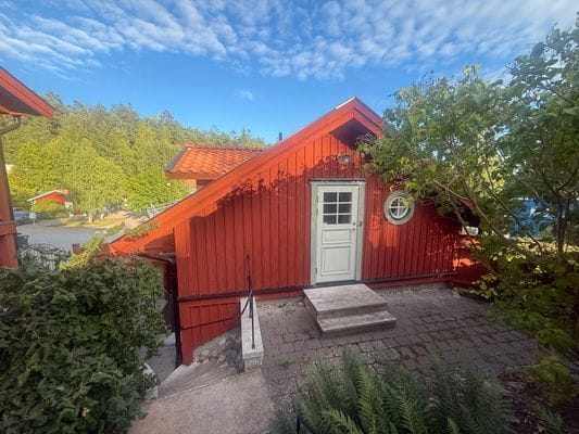 Hyr denna stuga i Trosa på 34 m². 3-4 sängplatser. 5 000 - 7 000 kr per vecka. Se bilder och tillgänglighet här.