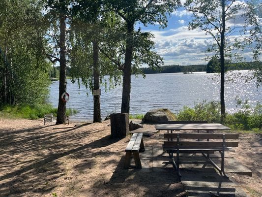 Sjönära fritidshus i lugna omgivningar - Bild 23