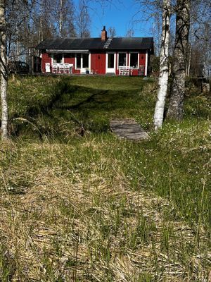 Hyr denna stuga i  på 63 m². 4-8 sängplatser. 12 000 - 14 000 kr per vecka. Se bilder och tillgänglighet här.