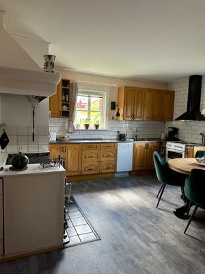 Hyr denna stuga i Malung på 100 m². 4-6 sängplatser. 6 000 - 7 500 kr per vecka. Se bilder och tillgänglighet här.