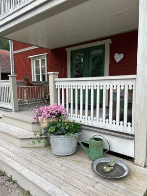 Hyr denna stuga i  på 250 m². 4-7 sängplatser. Från 12 000 kr per vecka. Se bilder och tillgänglighet här.