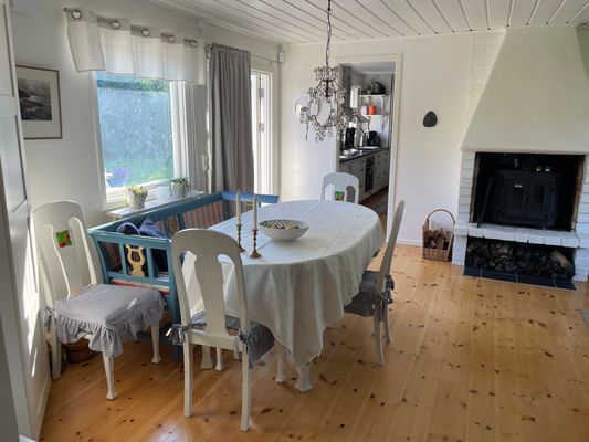 Matplats i vardagsrummet.
