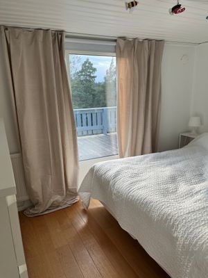 Sovrum 1 ommålat med nya gardiner