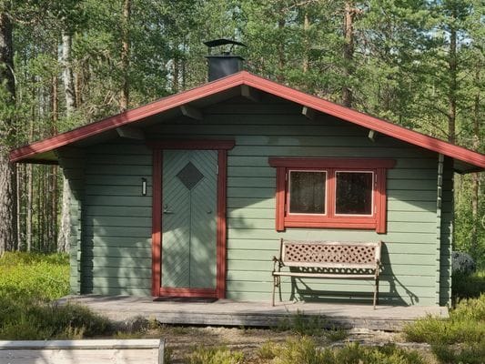 Hyr denna stuga i  på 40 m². 2 sängplatser. Från 4 500 kr per vecka. Se bilder och tillgänglighet här.
