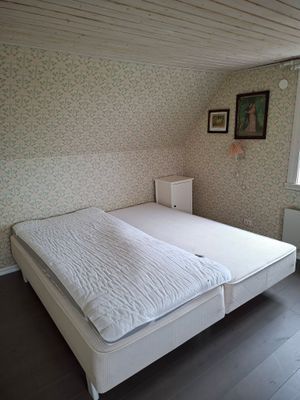 Hyr denna stuga i  på 88 m². 5-7 sängplatser. 12 000 - 13 000 kr per vecka. Se bilder och tillgänglighet här.