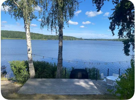 Mysig stuga vid en sjö med egen brygga - Bild 7