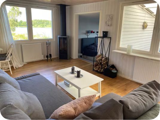 Mysig stuga vid en sjö med egen brygga