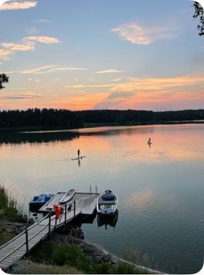 Mysig stuga vid en sjö med egen brygga - Bild 8