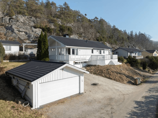 Hyr denna stuga i Hällebäck på 98 m². 6 sängplatser. Från 7 500 kr per vecka. Se bilder och tillgänglighet här.