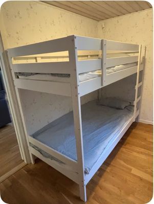 Mysig stuga vid en sjö med egen brygga - Bild 9