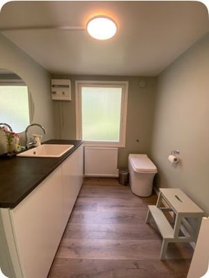 Mysig stuga vid en sjö med egen brygga - Bild 10