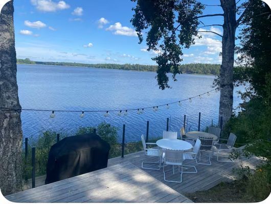 Mysig stuga vid en sjö med egen brygga - Bild 13