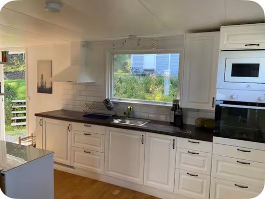 Mysig stuga vid en sjö med egen brygga - Bild 11