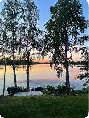 Mysig stuga vid en sjö med egen brygga - Bild 14