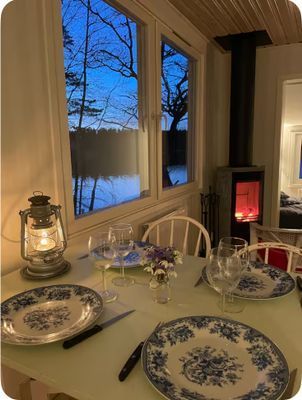 Mysig stuga vid en sjö med egen brygga - Bild 16