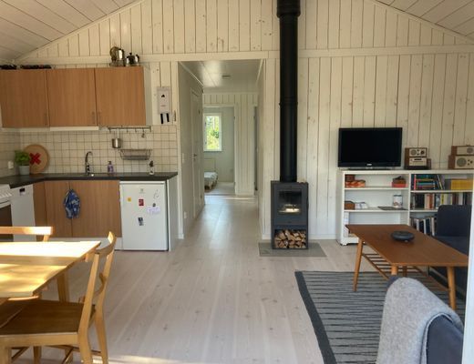 Hyr denna stuga i Ljugarn på 68 m². 6-8 sängplatser. 9 500 - 12 900 kr per vecka. Se bilder och tillgänglighet här.