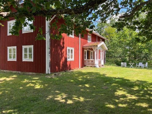 Rymlig stuga i skogen med fiskemöjligheter