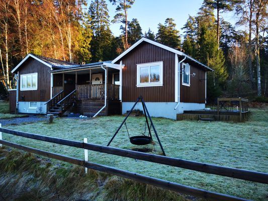 Hyr denna stuga i Munkedal på 67 m². 4-6 sängplatser. 4 900 - 5 950 kr per vecka. Se bilder och tillgänglighet här.