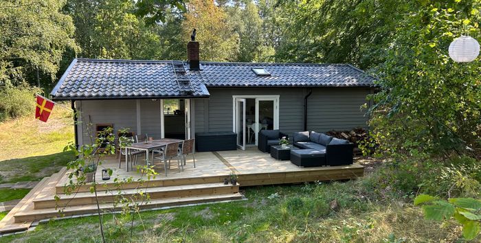 Hyr denna stuga i Österlen på 80 m². 6 sängplatser. 7 000 - 9 400 kr per vecka. Se bilder och tillgänglighet här.
