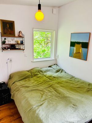 Natur möter hav i ett färgsprakande fritidshus - Bild 6