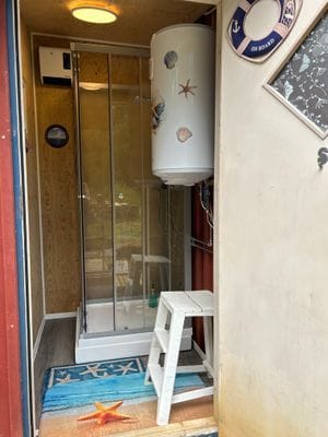 Dusch i närliggande annex