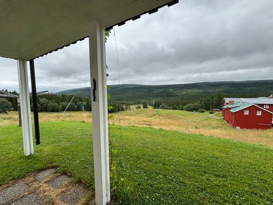 Uteplats i söder med utsikt över fjällen