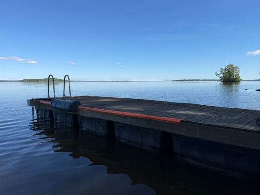 Hyr denna stuga i Stallarholmen på 75 m². 4-6 sängplatser. 8 000 - 9 000 kr per vecka. Se bilder och tillgänglighet här.
