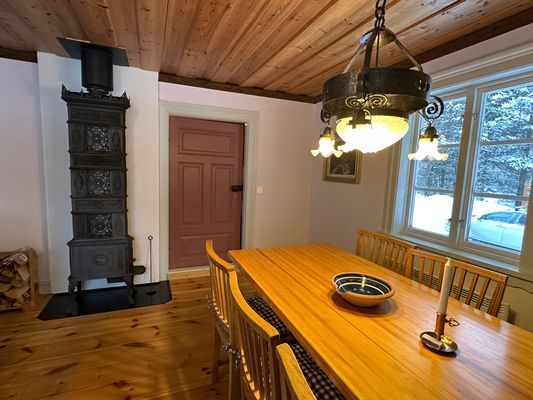 Harsa 12 km. Järvsöbacken 5 km. Kamin. Diskmaskin.