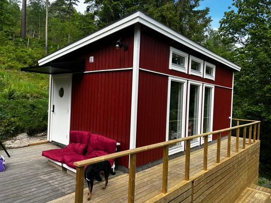 Natur möter hav i ett färgsprakande fritidshus