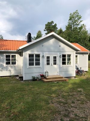 Kustnära stuga mitt i bästa Ljugarn
