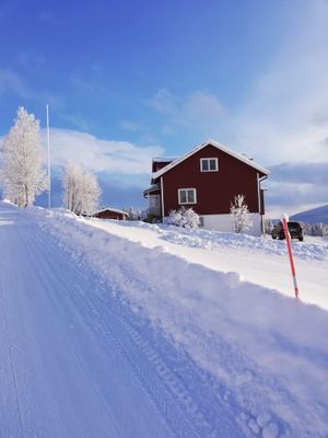 Hyr denna stuga i Edsåsdalen på 55 m². 4-5 sängplatser. 3 000 - 5 000 kr per vecka. Se bilder och tillgänglighet här.