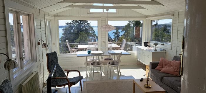 Hyr denna stuga i Stockholm på 60 m². 6 sängplatser. 12 000 - 14 500 kr per vecka. Se bilder och tillgänglighet här.