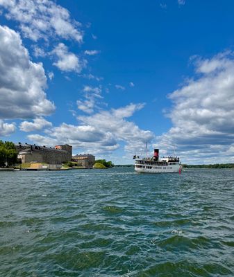 Från Vaxholm kan man ta en båt längre ut i skärgården eller in till Stockholm.