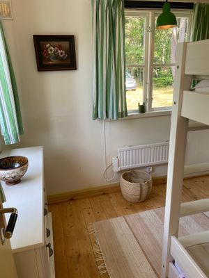 Hyr denna stuga i Katthammarsvik på 22 m². 4 sängplatser. Från 3 500 kr per vecka. Se bilder och tillgänglighet här.
