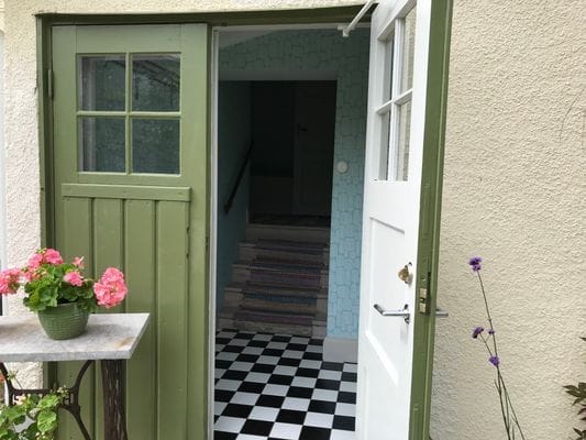 Hyr denna stuga i  på 100 m². 4-5 sängplatser. Från 6 300 kr per vecka. Se bilder och tillgänglighet här.