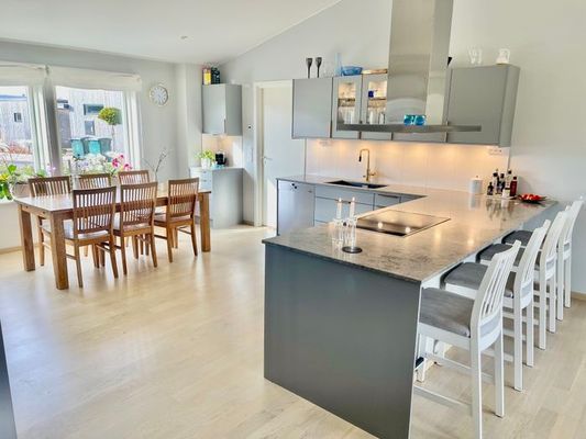 Hyr denna stuga i Båstad på 143 m². 8 sängplatser. Från 21 000 kr per vecka. Se bilder och tillgänglighet här.